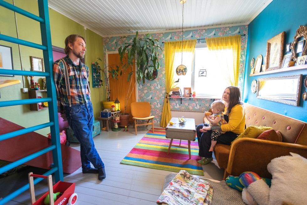 Marko Savolainen ja Suvi-Tuuli Reittu remontoivat kotiaan ja tuunaavat huonekalujaan pitkälti itse. Suvi-Tuulin sylissä 1-vuotias Vanni-tytär.