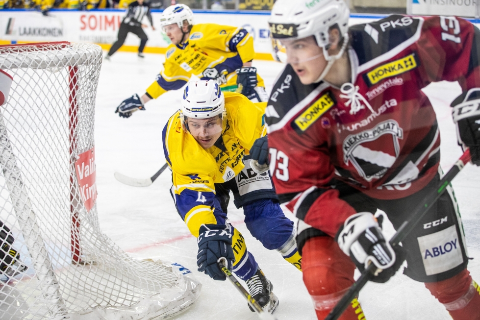 Ville Puhakka pelasi ensimmäisellä kaudellaan JoKP:ssa numerolla 13. Arkistokuva huhtikuun 2022 puolivälieräottelusta RoKia vastaan.