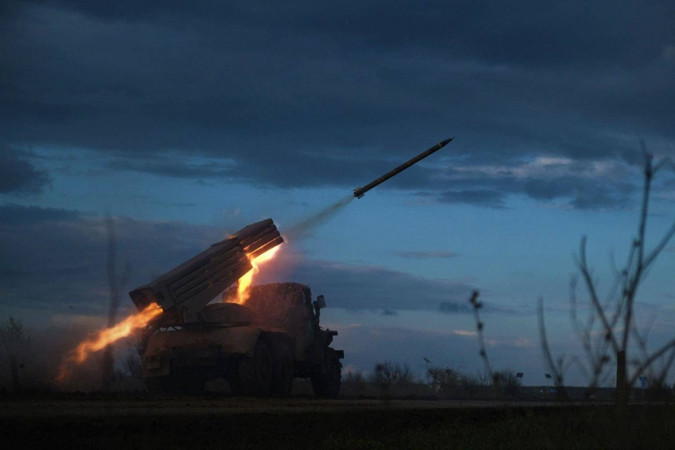 Ukrainan BM-21 Grad -raketinheitin tulittaa venäläisten asemia kohti Bahmutin lähistöllä.