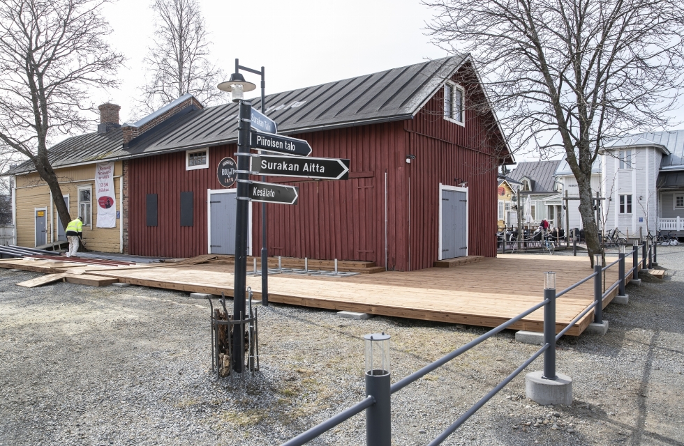 Arkistokuva toukokuulta 2021, jolloin ravintola Kesäladon terassi oli valmistumassa.
