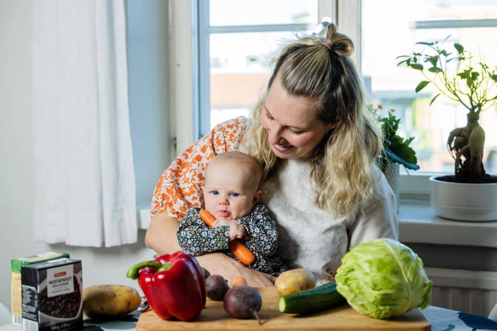 Planetaarinen ruokavalio on sekaruokavalio, jossa kasviksilla on merkittävä rooli. Venla-vauvan äiti, väitöskirjatutkija Tiina Suikki tutkii planetaarisen ruokavalion yhteyttä aikuisten painomuutoksiin.