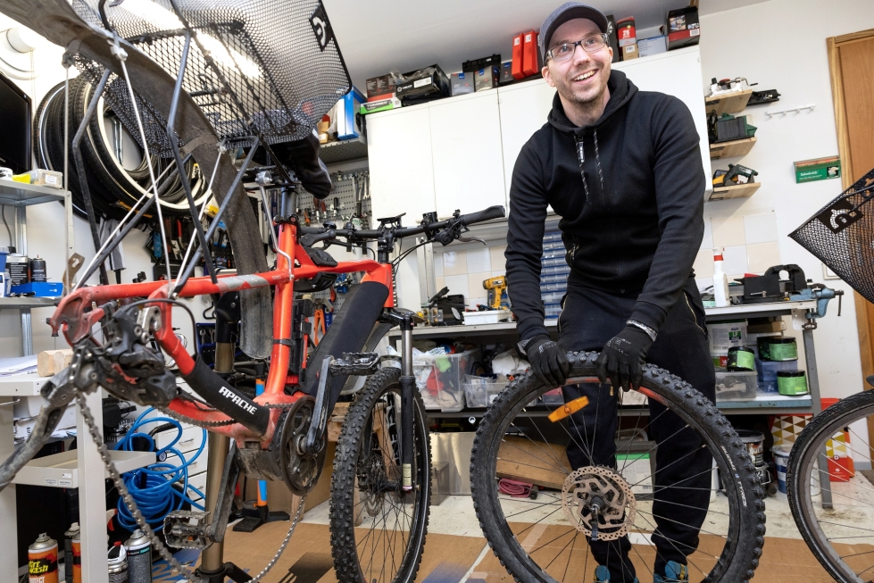 Noljakan pyörätallin yrittäjä Pasi Metsäpurolla on ollut kiireinen kevät. Hän tekee pyörähuoltoja sivutoimisesti aamuisin ja iltaisin.