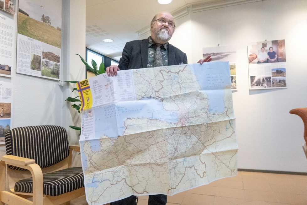 Inkeri-aktiivi Toivo Tupin esitteli Kiihtelysvaaran näyttelyavajaisissa Inkerin karttaa. Kartan vasemmassa yläkulmassa Inkerin lippu.