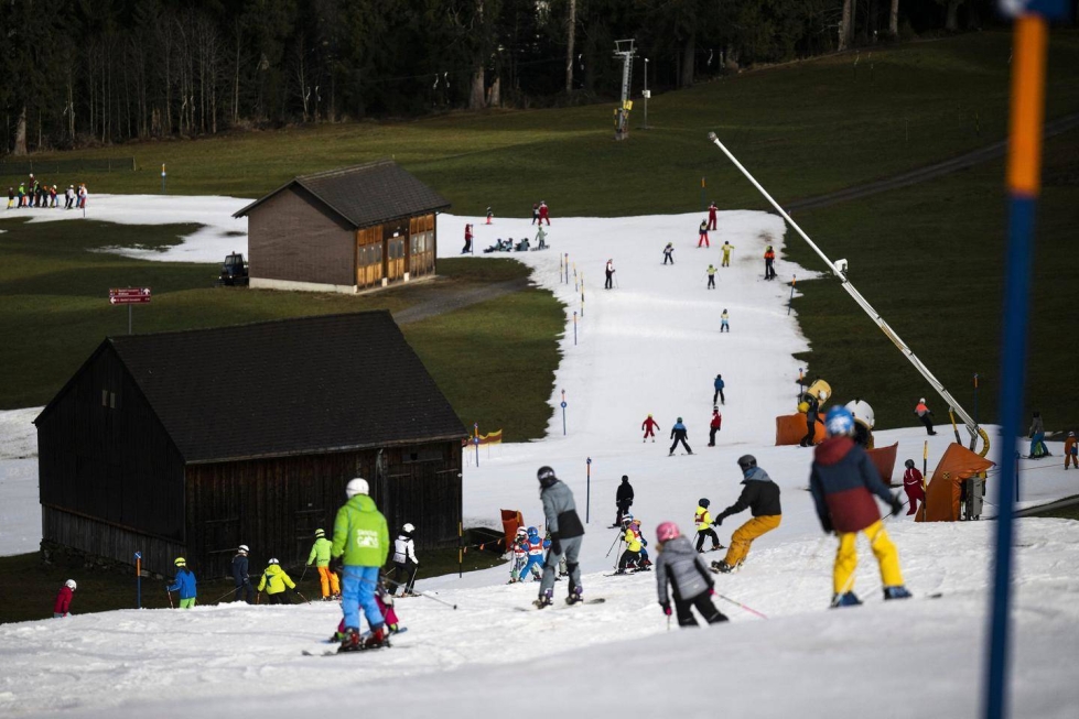 Laskettelijoita Wildhausin hiihtokeskuksessa Sveitsissä tammikuun 4. päivänä tänä vuonna. Rinteet saatiin laskettelukuntoon lumitykkien lumella.