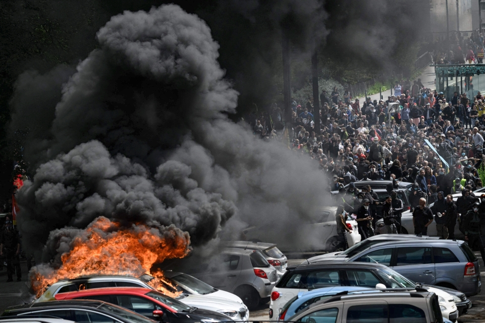 Nantesin kaupungissa mielenosoittajat sytyttivät tuleen autoja.