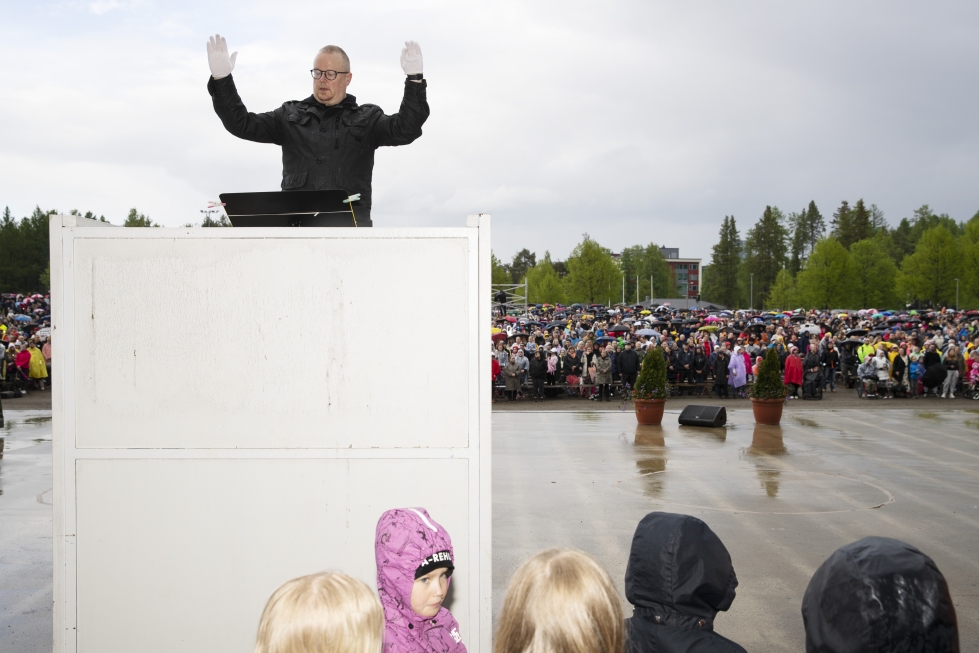 Koululaisten lauluja säestää Joensuun puhallinorkesteri johtajanaan Mika Hirvonen. Arkistokuva viime vuodelta.