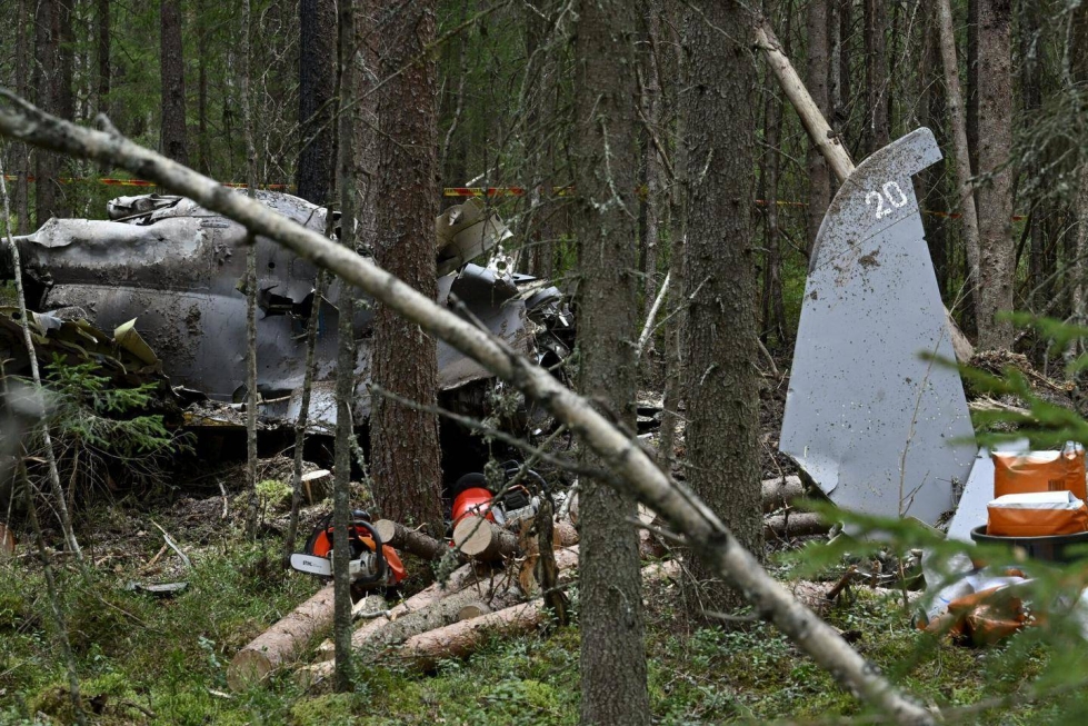 Ilmavoimien Hawk-hävittäjä putosi tiistaina Keuruulla kesken ilmataisteluharjoituksen. Lentäjät pelastautuivat heittoistuimilla.