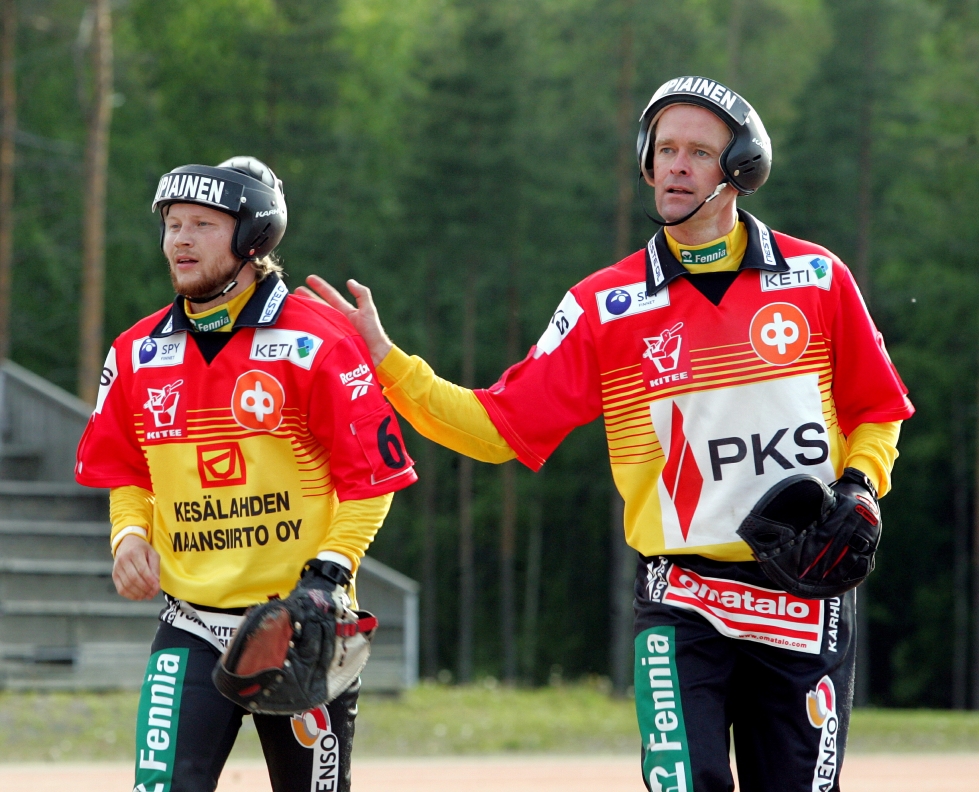 Sami Partanen ja Pasi Pirinen ovat valokeilassa lauantaina Kiteellä, jossa juhlitaan Superpesiskauden avauksen yhteydessä vieläkin kokeneempia pelimiehiä. Arkistokuva vuodelta 2007.