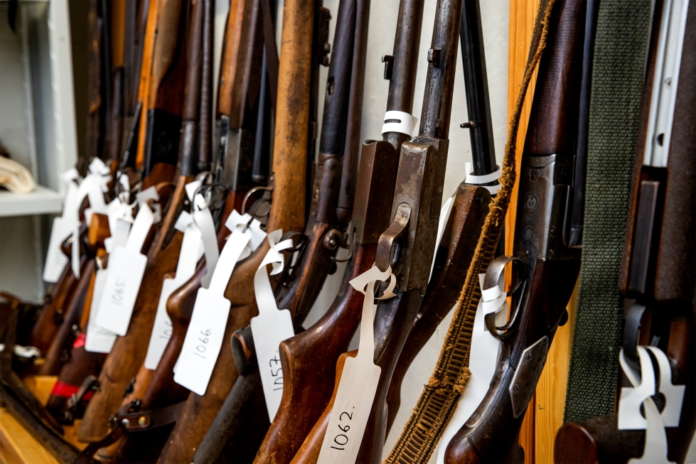 Itä-Suomen poliisilaitoksen armonvuosikeräyksessä luovutettiin 126 asetta, joista eniten oli haulikoita. Arkistokuva.