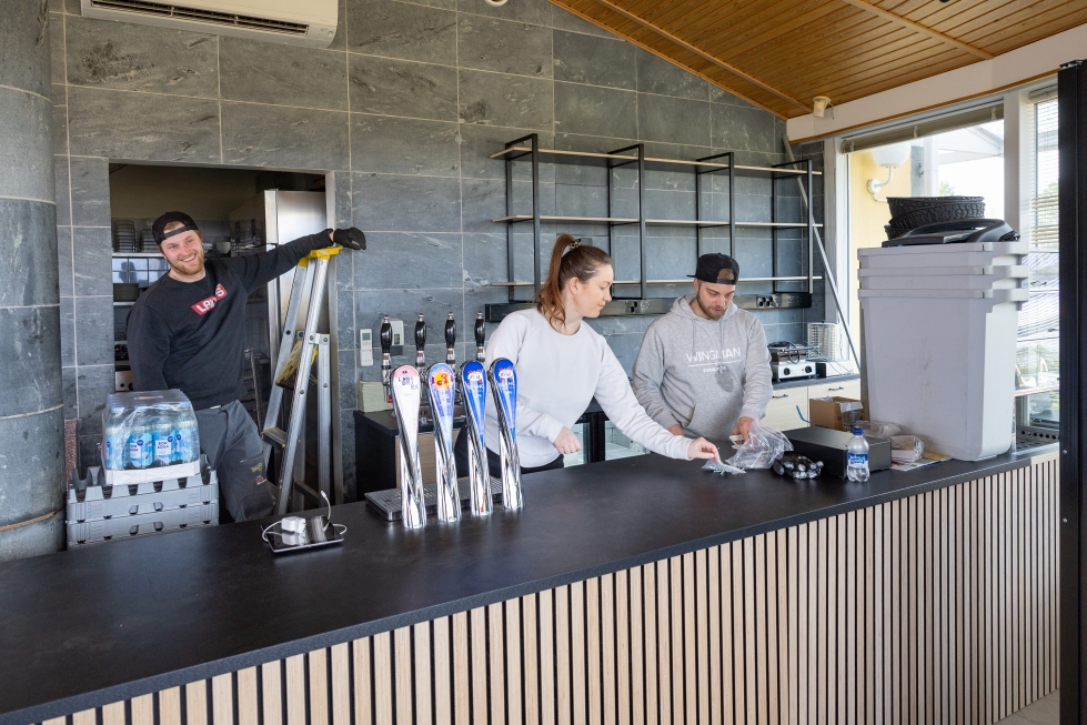 Kontiolahti Golf Oy:n toimitusjohtaja Petja Vuojärvi (vas.) sekä Wanhan Aitan yrittäjät Rosaliina Niemelä-Tuunanen ja Sami Tuunanen ovat innoissaan ravintolasta.