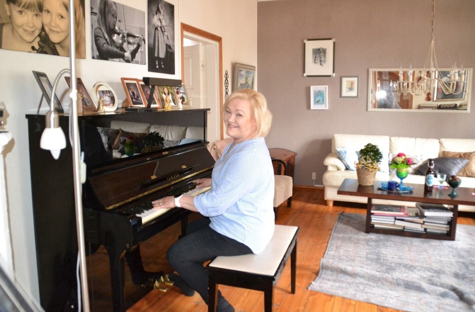 Tiina Köntän lempipuuhaa on pianolla soittaminen ja laulaminen.


