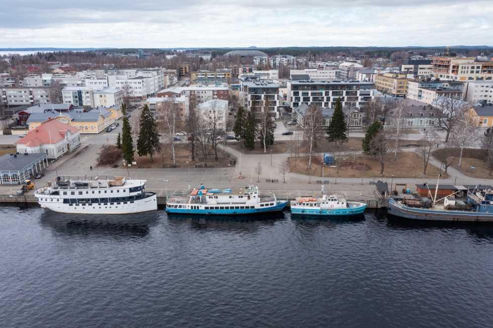 Joensuun keskustassa on liikkumattomien laivojen satama. Vinkeri ja Satumaa keskellä, vasemmalla ravintola- ja majoituslaiva Saimatar ja oikealla ravintolalaiva Romeo.