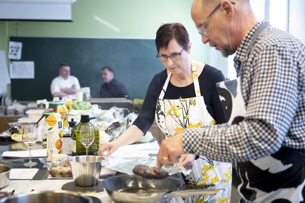 Anita ja Jorma Kärkkäinen pääsivät tekemään riistaruokakurssilla muun muassa tavia serranonkinkulla ja puolukkakastikkeella. He halusivat valita raaka-aineeksi tavin, koska se on arvostettu ja maukas vesilintu.
