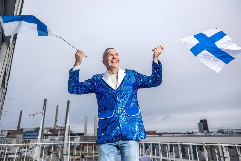 Jouni Pihkakorvella oli paljettitakki, kun Suomen Krista Siegfrids edusti vuonna 2013 Euroviisuissa kappaleella Marry Me. Tämän kevään kisamatkalle valmistuu vihreä asu.