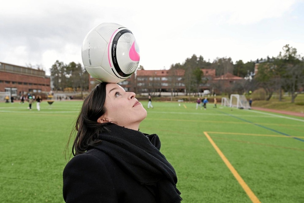 Vaasalaislähtöinen Mira Söderman pelasi nuoruudessaan jalkapalloa kotikaupunkinsa joukkueissa. Hän on myös harrastanut freestyle-jalkapalloa. Väitöskirjassakin jalkapallo oli isossa roolissa.