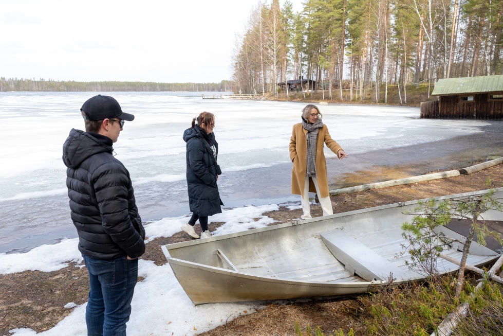 Niko ja Susa Jolkkonen palasivat Mari Hakasen (oik.) kanssa Särkiselän rannalle, jossa voittoisa kuva otettiin viime elokuussa. Voittokuvassa käytetty vene oli vielä talviteloilla.
