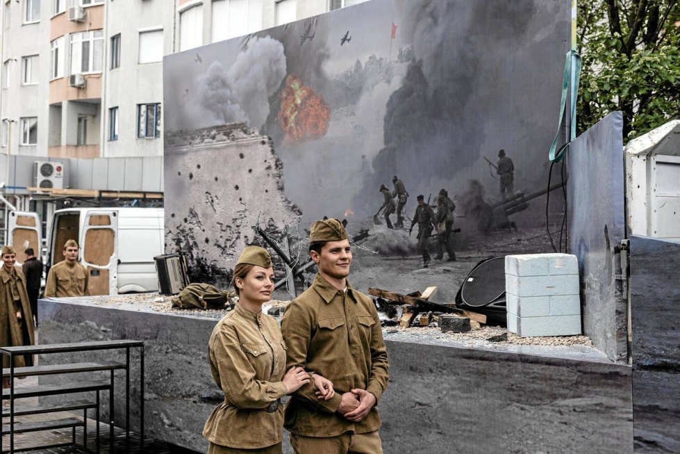 Pariskunta Gagauziasta juhli voitonpäivää kuvauttamalla itsensä toista maailmansotaa esittävissä kulisseissa alueen pääkaupungissa Comratissa.
