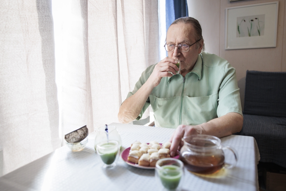 Risto Laakkonen on Hämeenlinnan teeseuran puheenjohtaja. Hän siirtyi kahvista teehen 35 vuotta sitten.