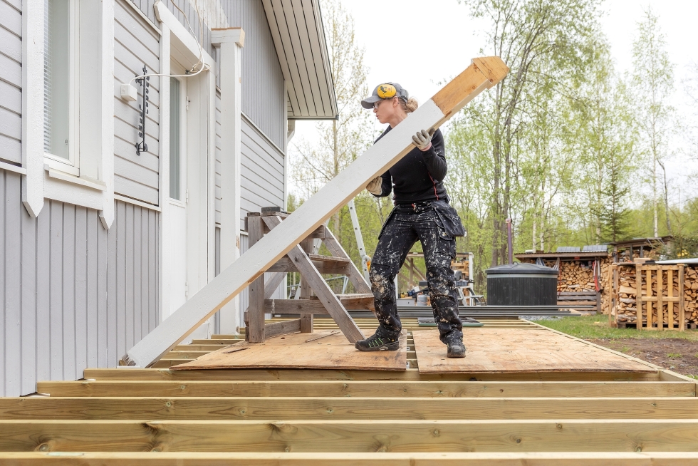 Niittylahdessa asuva Susanna Suomalainen purkaa talon vanhan terassin viimeiset pylväät, jotta timpuri pääsee jatkamaan uutta terassia.