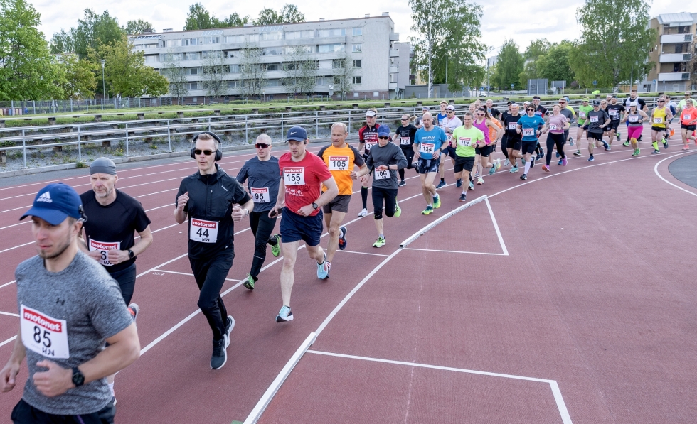 Joensuu Runin puolimaratonin juoksijat ryntäsivät matkaan Joensuun keskuskentältä viime vuonna toukokuun lopussa.