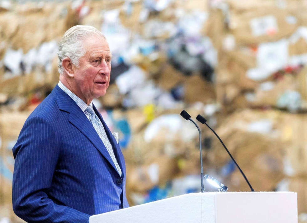 Syksyllä 2018 Charles osallistui kierrätyksen mahdollisuuksia pohtivaan Waste-To-Wealth-seminaariin Lontoossa. Puheen hän piti pahvinkeräyspisteen luona.