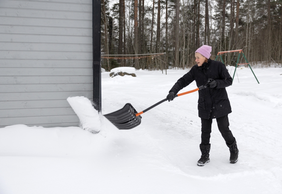 Lea Väisänen on tottunut tekemään kaikki talon työt itse. Lumet seinustalla lämmittävät taloa, jossa on nykyhinnoilla pyrittävä säästämään sähköä kaikin keinoin.