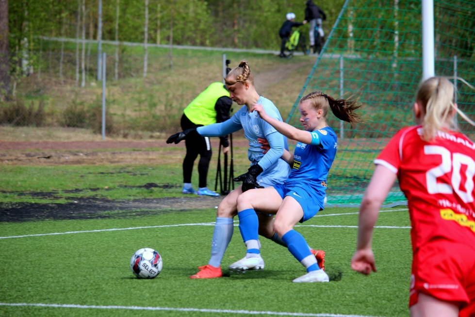 Pirteästi pelannut Ylämyllyn Yllätyksen Sofia Parkkinen nappaamassa palloa ONS:n maalivahti Iida Eskolalta.
