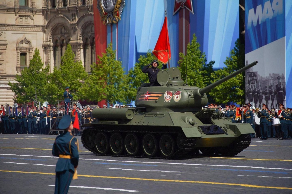 Valtavien panssarivaunumuodostelmien sijaan vuoden 2023 voitonpäivän paraatissa nähtiin vain yksi 1940-luvulla valmistettu T-34-panssarivaunu.