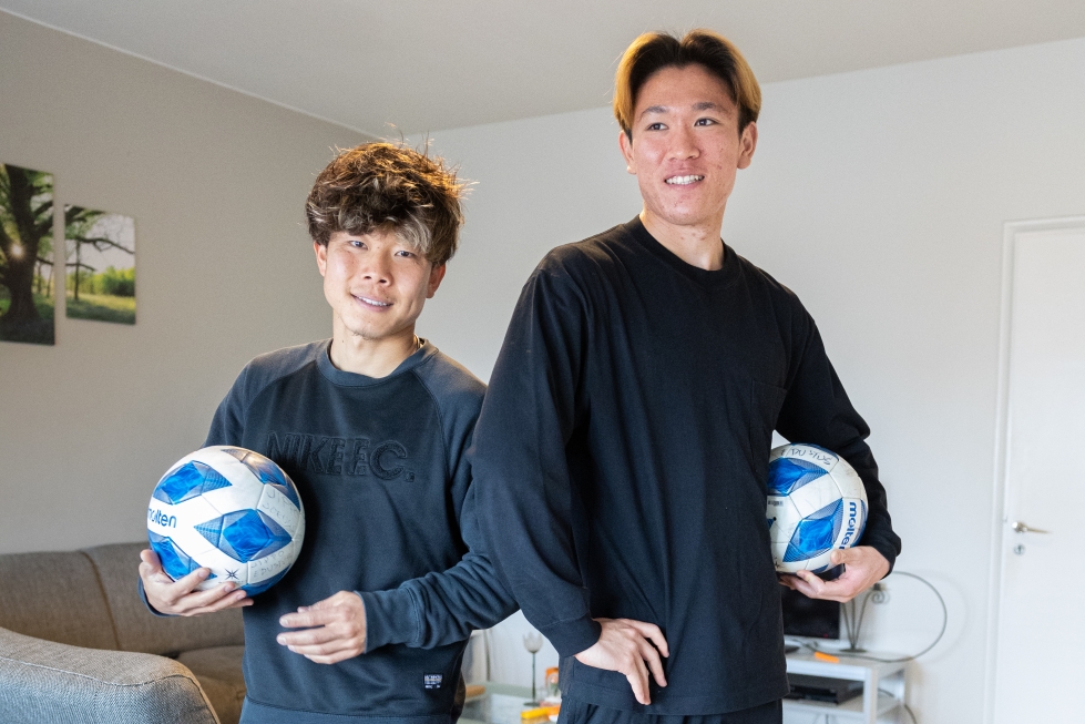 Yoshiaki Kikuchi (vas.) ja Junnosuke Watanabe ovat sopeutuneet nopeasti jalkapalloilijan elämäänsä Joensuussa. 