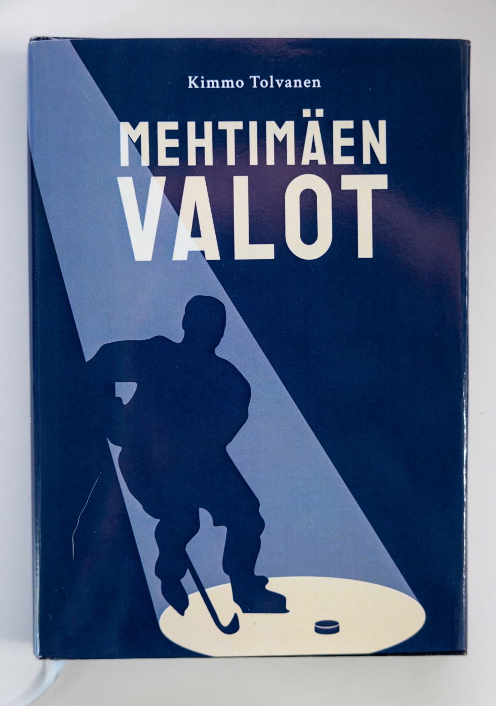 Mehtimäen valot on Kimmo Tolvasen kirjoittama aikamatka 1970-luvun jääkiekkojoukkueen elämään.