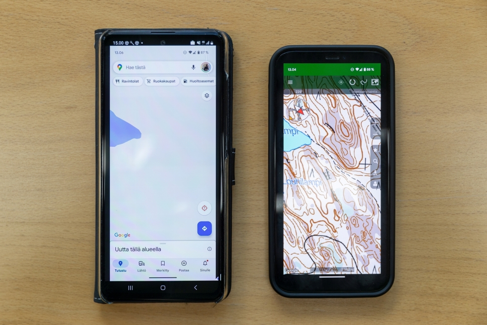 Kyllähän sitä voi Google Mapsia käyttää, jos eksyy metsään, vai voiko sittenkään? Vasemmalla näkyy sama alue Mapsissa, oikealla Maastokartat-sovelluksessa.