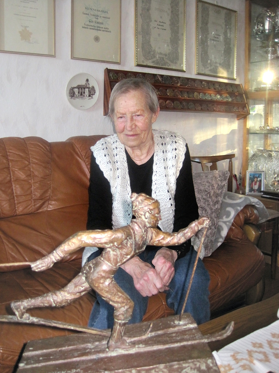 Tänään lauantaina 89 vuotta täyttävä Siiri Rantanen muutti 26-vuotiaana Pohjois-Karjalasta Lahteen, jossa on asunut siitä lähtien. Rantasen laajasta palkintokokoelmasta löytyy myös pienoismalli hänestä tehdystä patsaasta. Patsasprojektista hän ei ollut kovinkaan innostunut.