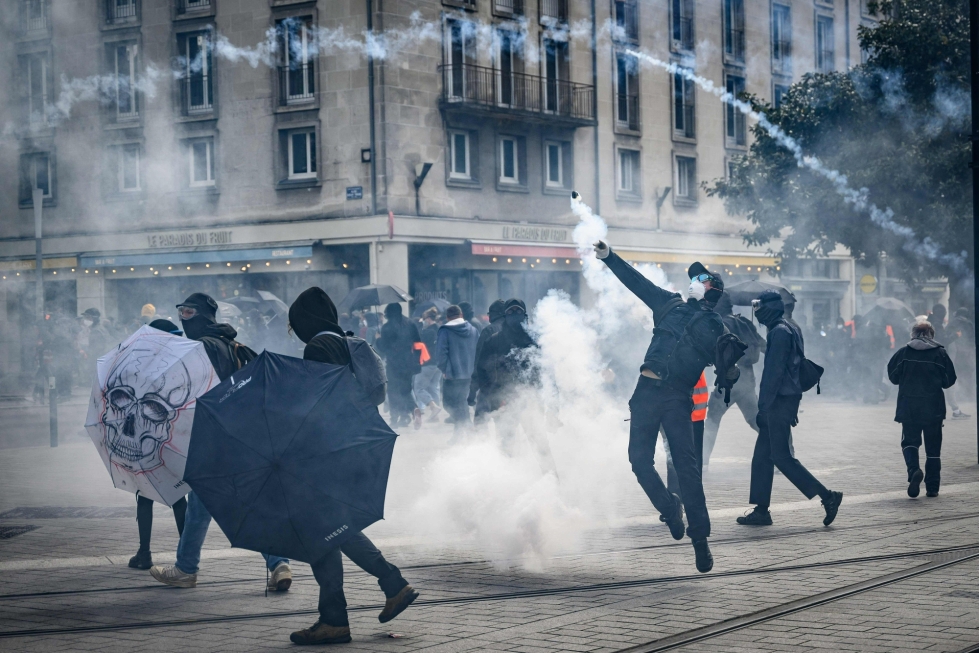 Mielenosoittajat käyttivät kyynelkaasua poliiseja vastaan Nantesissa.