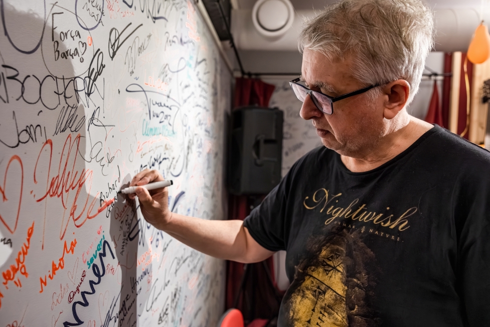 Richard Garbitz pääsi kirjoittamaan nimensä Kiteen Montun musiikkitilan seinälle. Seinällä on Nightwish-fanien allekirjoituksia lukuisista eri maista.