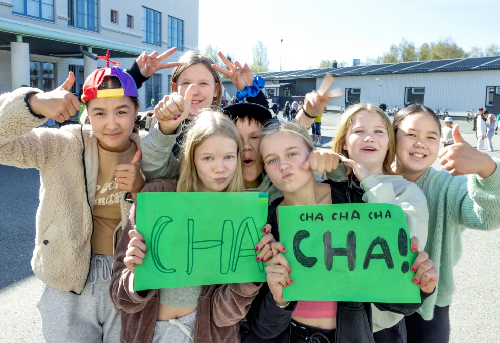 Noljakan koulun piha Joensuussa täyttyi perjantaina Käärijän Euroviisu-kappaleen tahdissa tanssivista ja laulavista oppilaista.