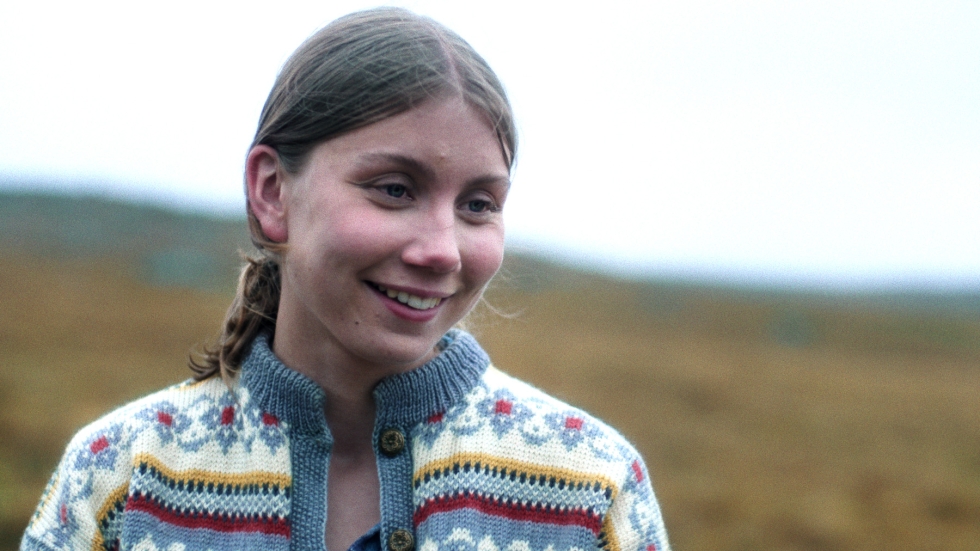 Ella Marie Hætta Isaksen esittää päähenkilö Esteriä, joka palaa pohjoiseen opettajaksi.