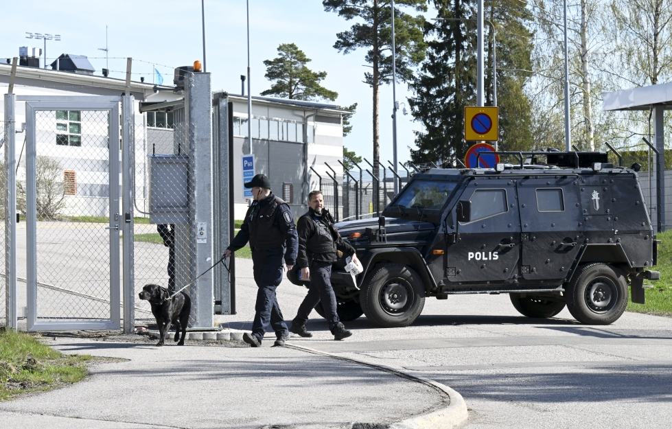  Poliisin turvatoimia Liikelentokeskuksella Helsinki-Vantaan lentokentällä 3. toukokuuta.