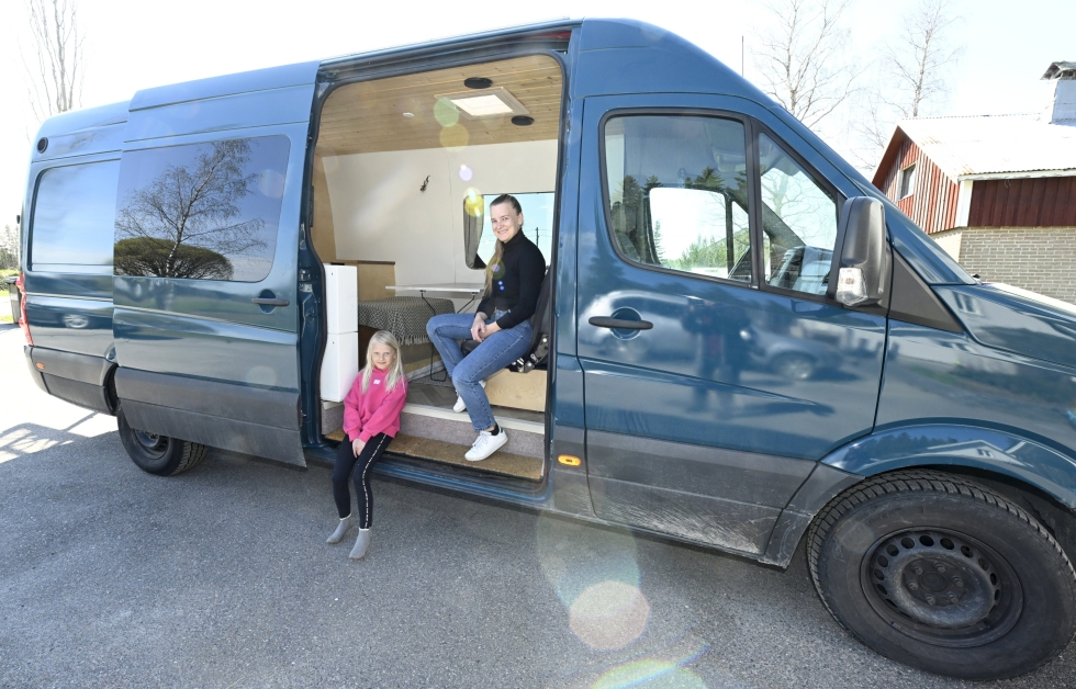 Lilian (vas.) ja Laura Nevalainen itse tuunatussa matkailupakettiautossa Nurmijärvellä 