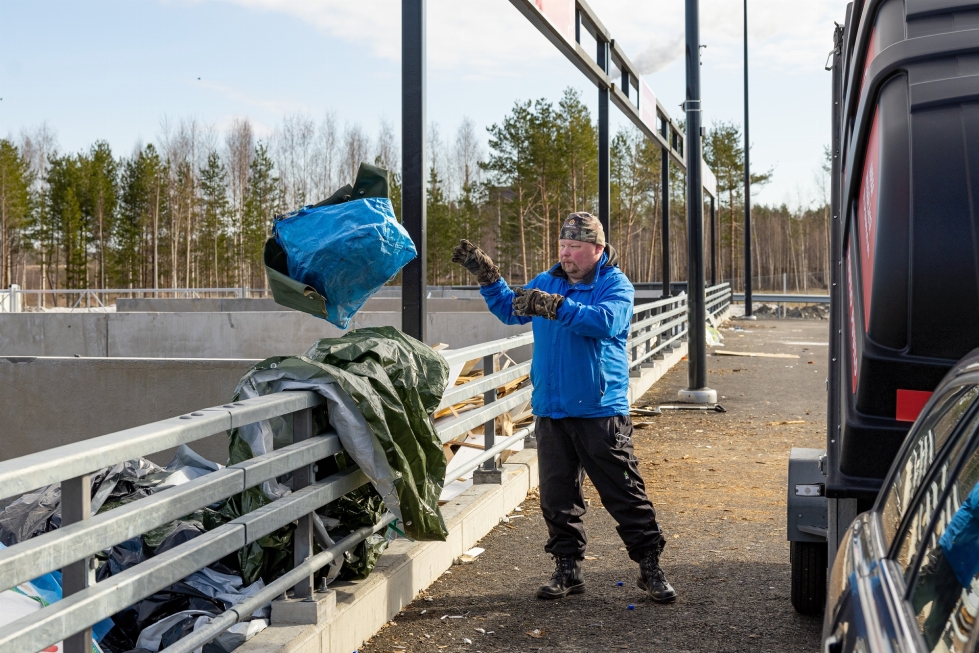 Teemu Tanskanen kävi Kontiokaaren uudella jäteasemalla kevätsiivouksen yhteydessä.