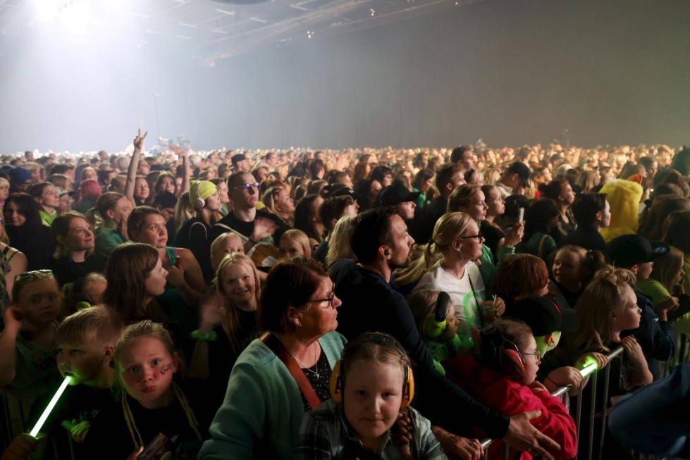 Käärijän fanit odottivat konsertin alkua Helsingin jäähallilla. 
