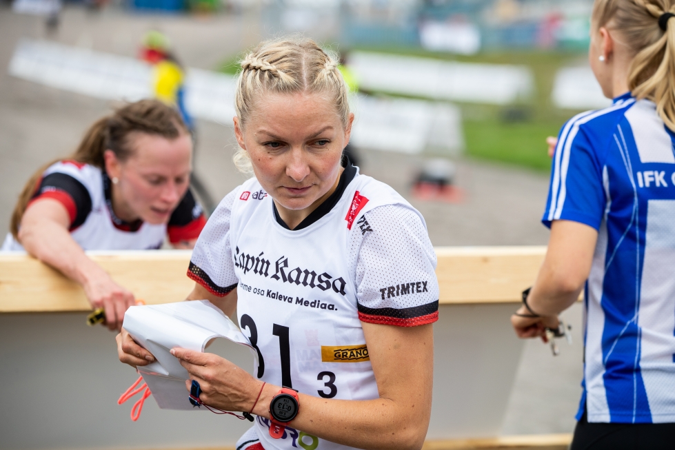 Marika Teini ankkuroi Kalevan Rastin naisten ykkösjoukkueen viidenneksi Tiomila-viestissä. Kuvassa Teini vuoden 2021 Jukolan viestissä.