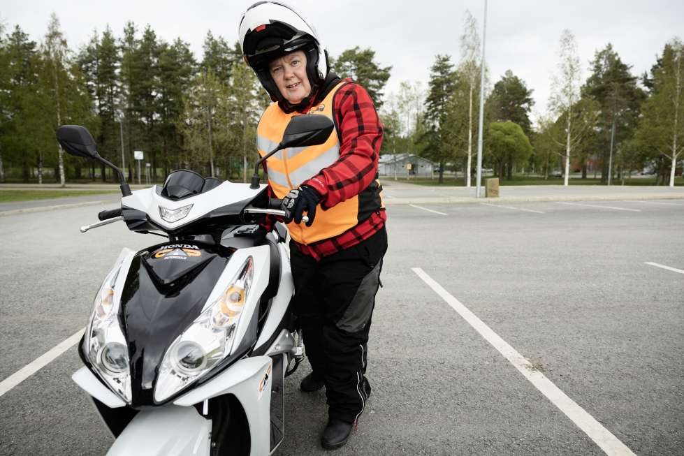 Liikenneopettaja Anne-Mari Lyhykäinen haluaa antaa ihania onnistumisen kokemuksia ensimmäisen ajokortin saajille.