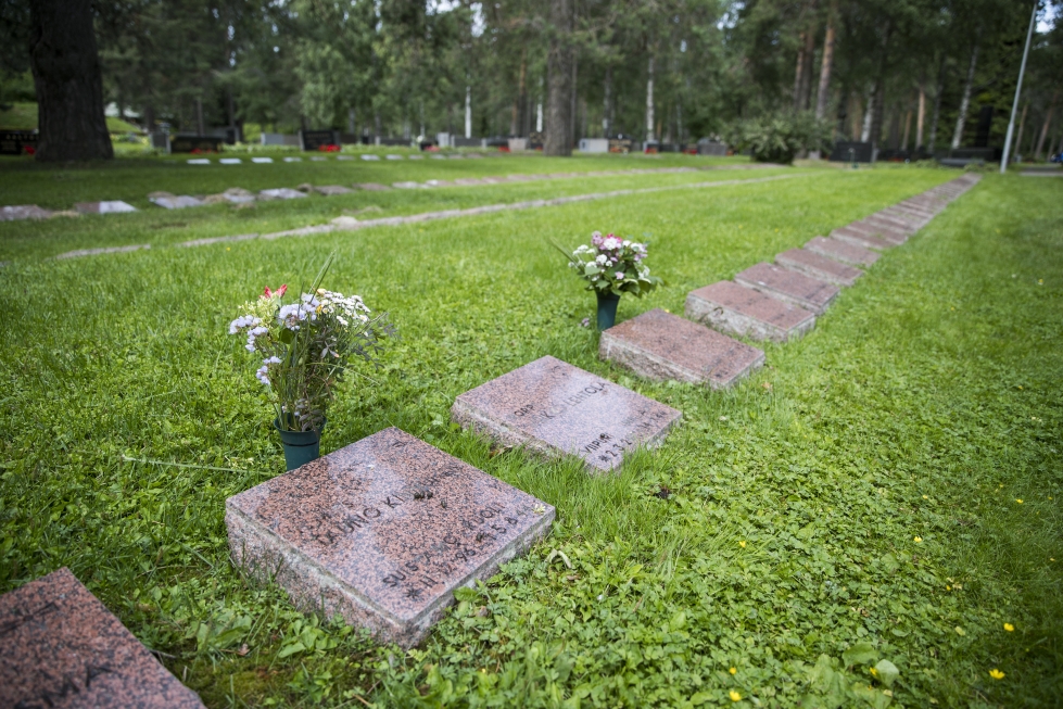 Arkistokuvassa Joensuun hautausmaan sankarihaudat.