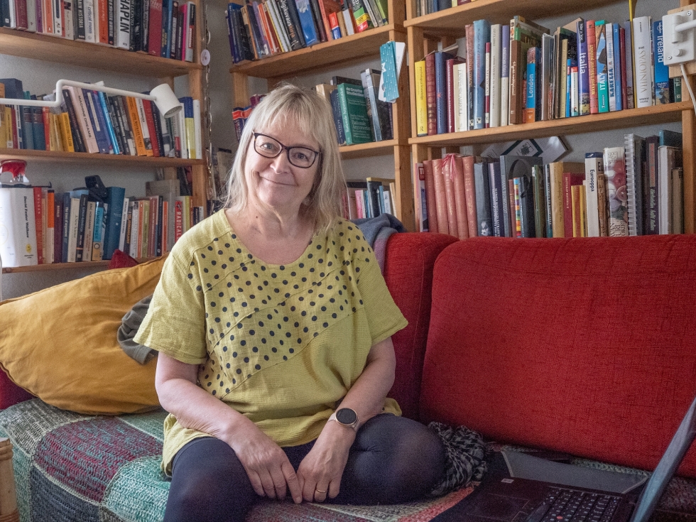 Elina Pajula on viihtynyt Joensuun Kanervalassa Selvaag-talon kodissaan vuodesta 1989 lähtien. Sohvan nurkka on se paikka, jossa hän mieluiten lukee sekä kuuntelee kirjoja ja kokoaa palapeliä.