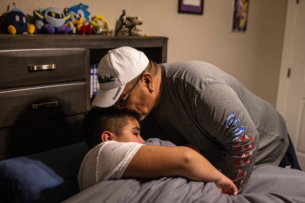 Oscar Orona antoi pojalleen Noahille, 10, suukon päälaelle peiteltyään hänet nukkumaan.
