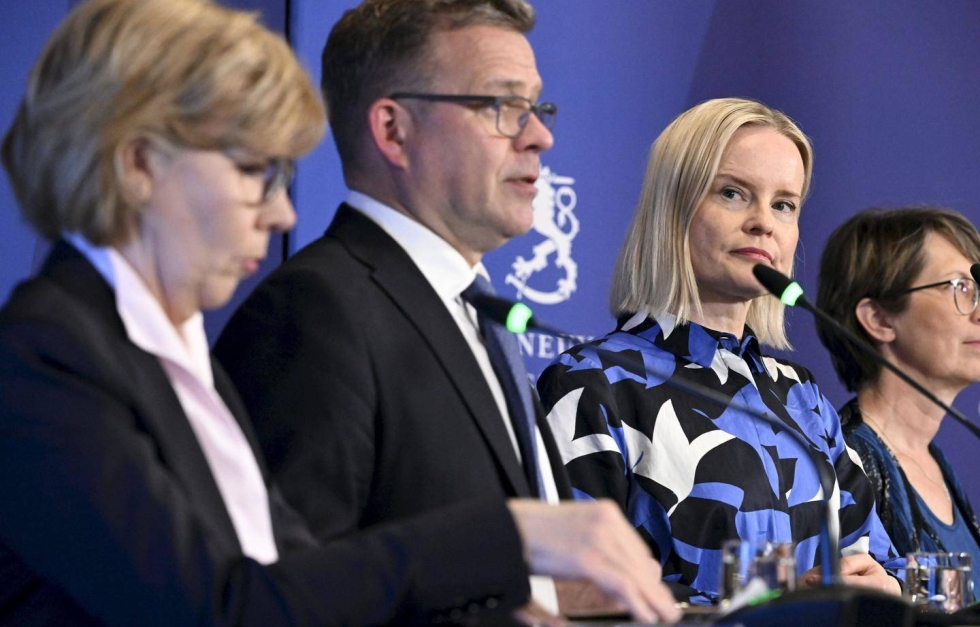 Kuvassa vasemmalta RKP:n puheenjohtaja Anna-Maja Henriksson, hallituksen muodostaja, ja kokoomuksen puheenjohtaja Petteri Orpo, perussuomalaisten puheenjohtaja Riikka Purra ja KD:n puheenjohtaja Sari Essayah. 