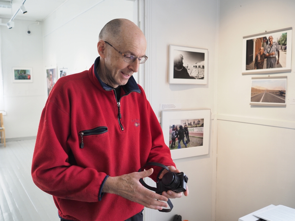 Kimmo Kirves kuvaa pienellä kameralla. Se on helpompi kuljettaa ja käsitellä kuin perinteinen lehtikuvaajan järjestelmäkamera, joka saattaa lisäksi pelottaa kuvattavia.
