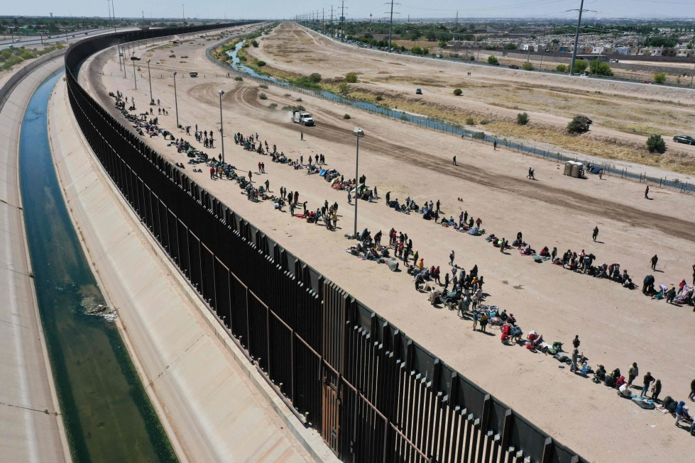 Ihmisiä odottamassa rajan yli pääsyä Yhdysvaltojen puolelle.