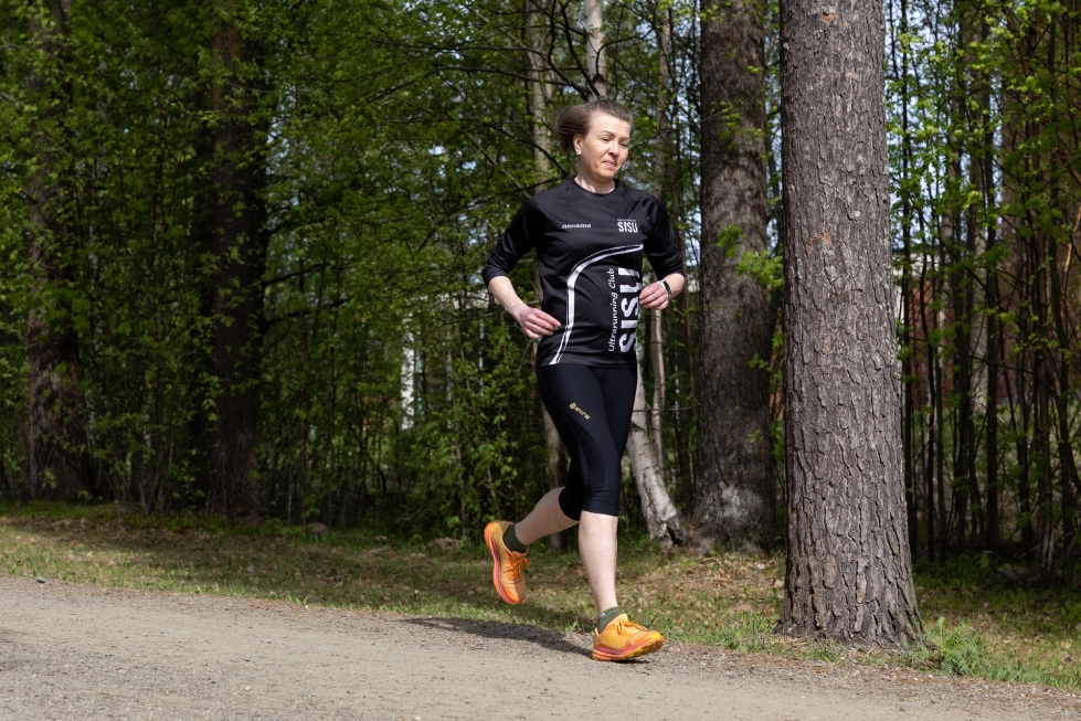 Mira Lötjönen on harrastanut ultrajuoksua useita vuosia ja käyttänyt aina kompressiovaatteita. Niistä on ollut todellista hyötyä.
