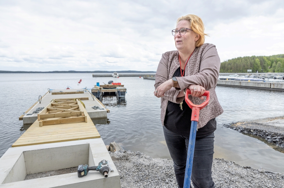 Projektipäällikkö Virpi Pakarinen voi pikkuhiljaa huokaista. Viikon lopulla satamaan muun muassa uitettiin uusi laituri ja asennettiin varusteita. 